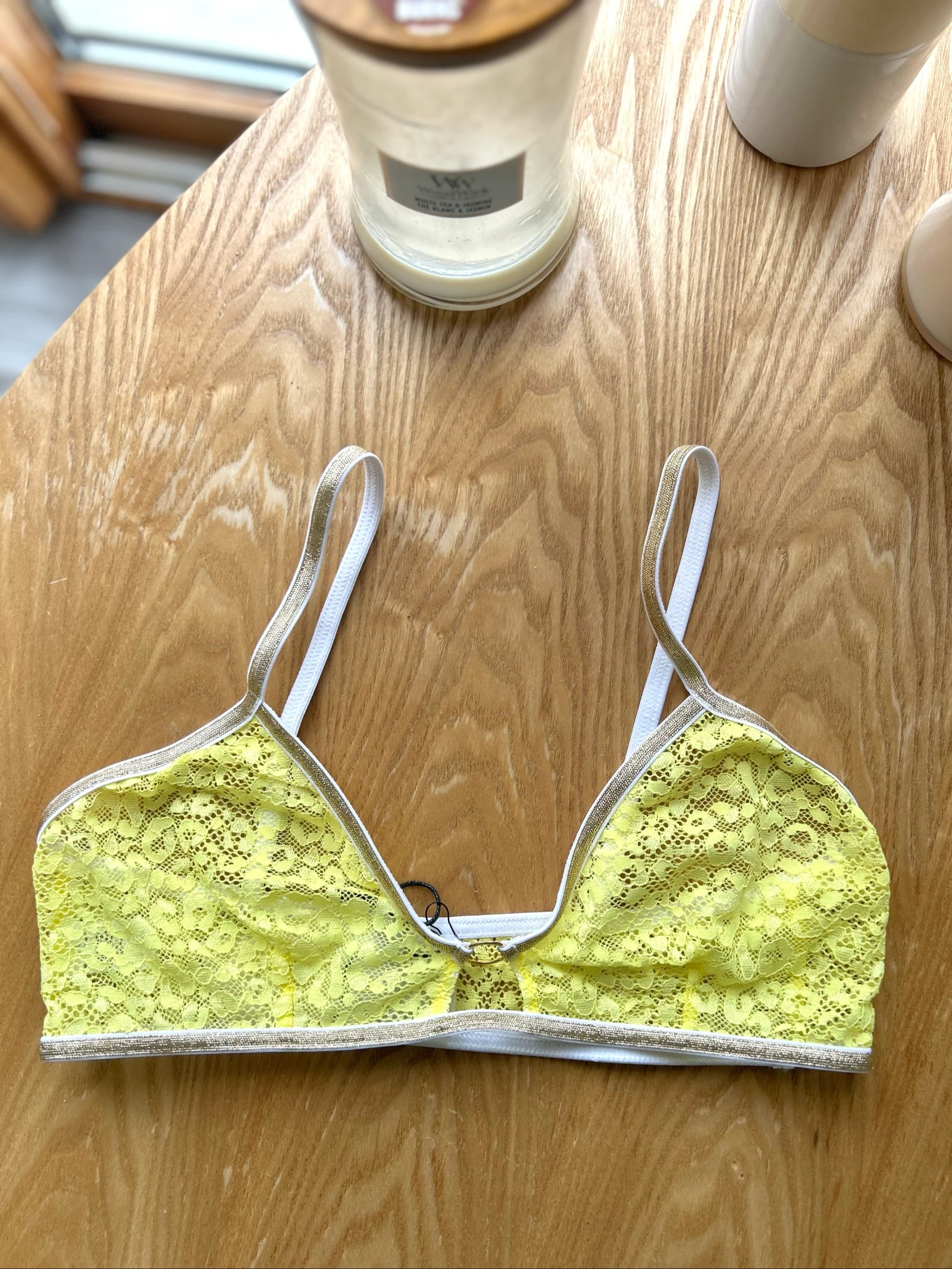 Conjunto de lingerie sutiã e tanga amarelo e dourado em poliamida La Nouvelle – photo 10